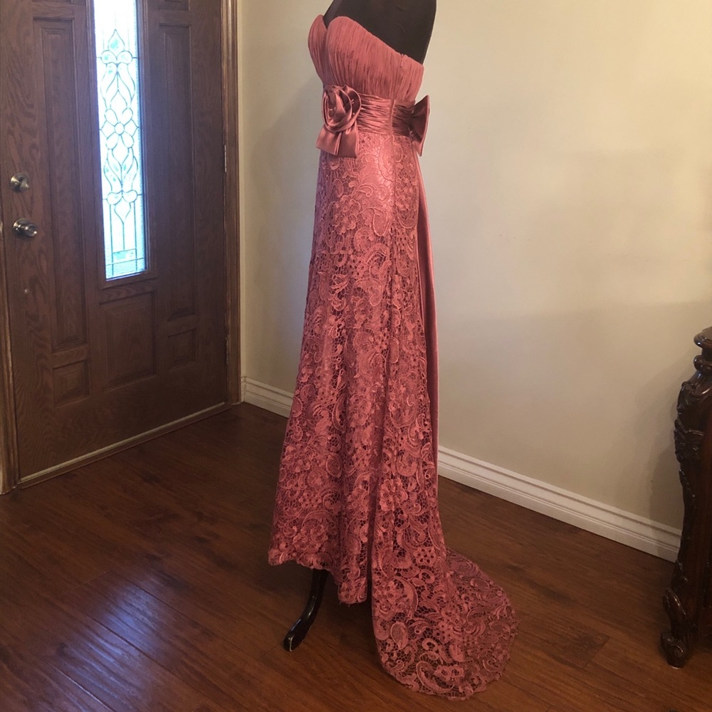 Pink laced gown - Picture 3 of 6
